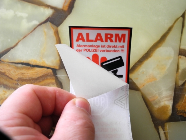 alarmaufkleber mit weißem Untergrung